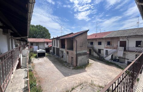 Casa semi indipendente in Vendita a CARDANO AL CAMPO,